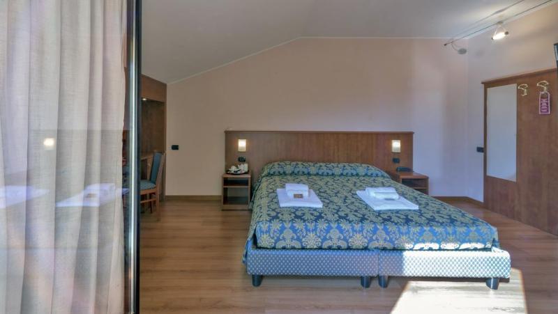 דוסובונו Hotel Postumia מראה חיצוני תמונה